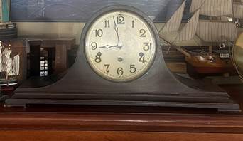 A clock on a table

Description automatically generated